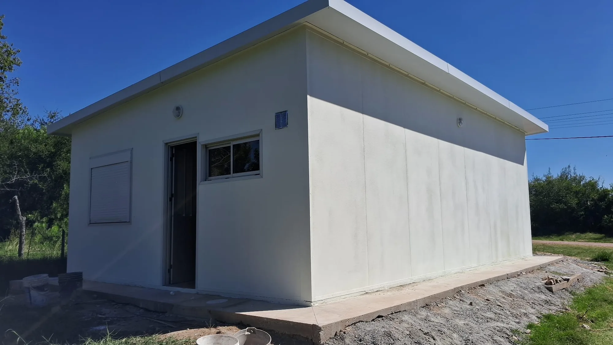 Casa de isopanel blanca, otra vista de fachada.