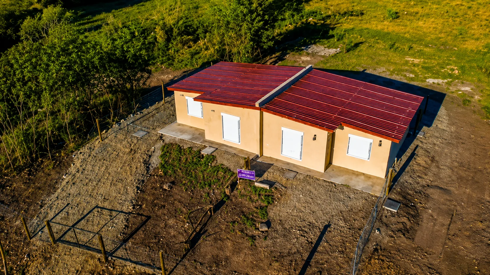 Vista aérea de una casa de isopanel con techo metálico.
