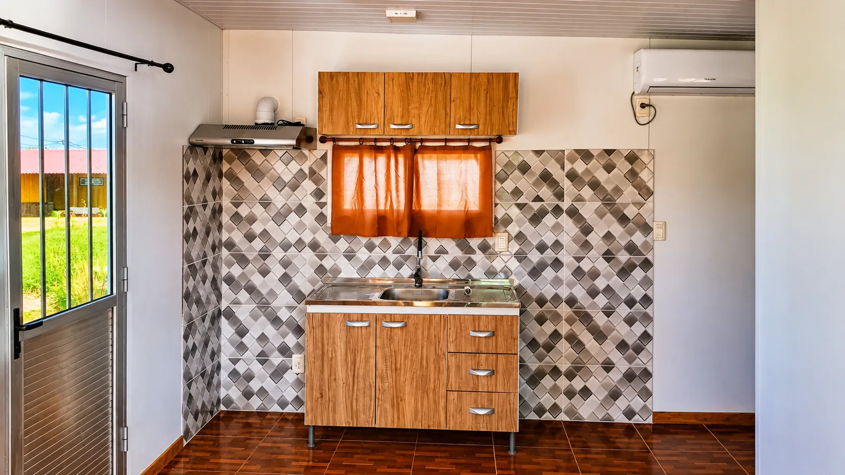 Interior de cocina de una casa de isopanel.
